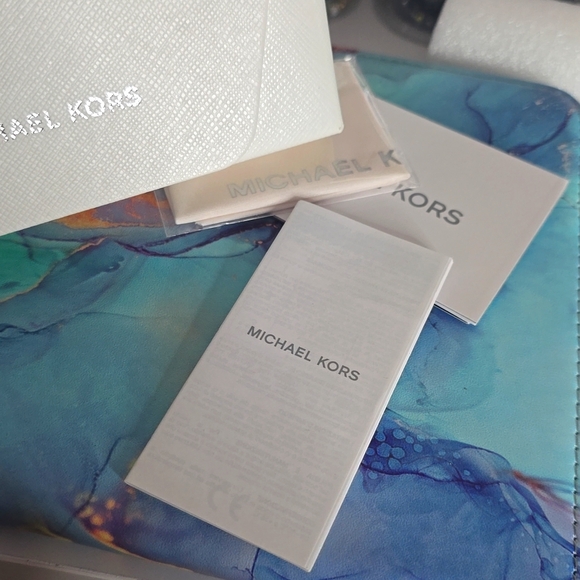 Michael Kors Black & Gold Women's Cat-Eye Gradient Sunglasses (NWT)✨️🖤✨️ - Picture 5 of 8